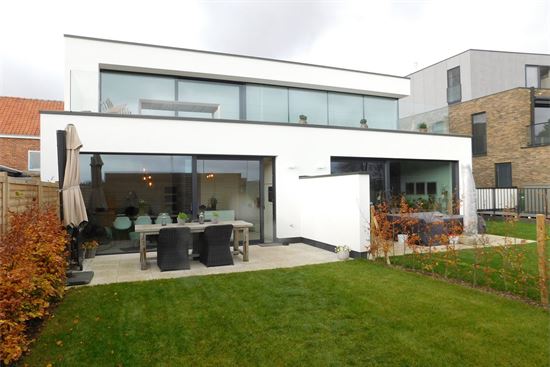 Nieuw appartement, gelijkvloers, 2 slks, verzorgde tuin en terras. Parking.