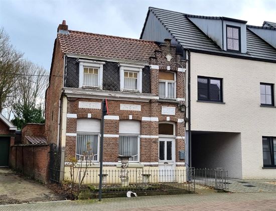 Te renoveren woning te centrum Berlaar, 3 slaapkamers met achterliggende diepe tuin.