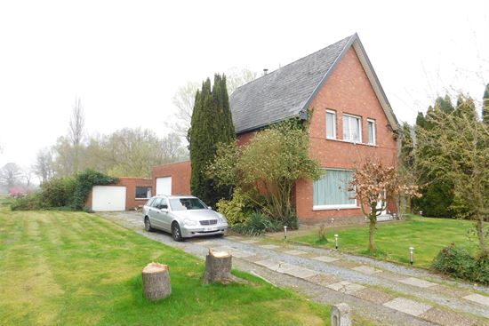 Prachtig gelegen woning, temidden van het groen. 3 slks, groot bijgebouw.