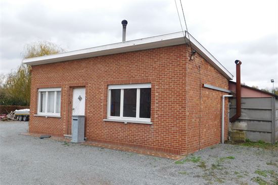 Laagbouw woning, 2 slks, rustig gelegen op ruim ZW perceel van 12a26ca.