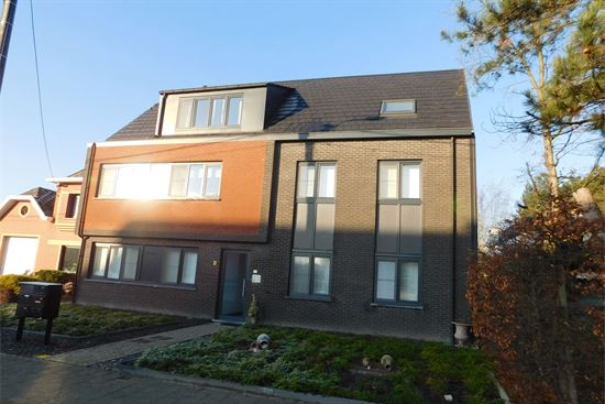 Ruim appartement 96m² met 2 slks, terras, staanplaats en fietsenberging. Direct instapklaar. Mooi afgewerkt.