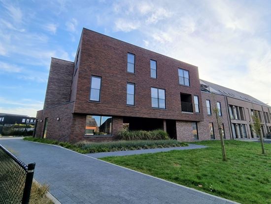 Zonnig, ruim gelijkvloers app met aparte ingang, 2 slaapkamers, prachtig terras en carport