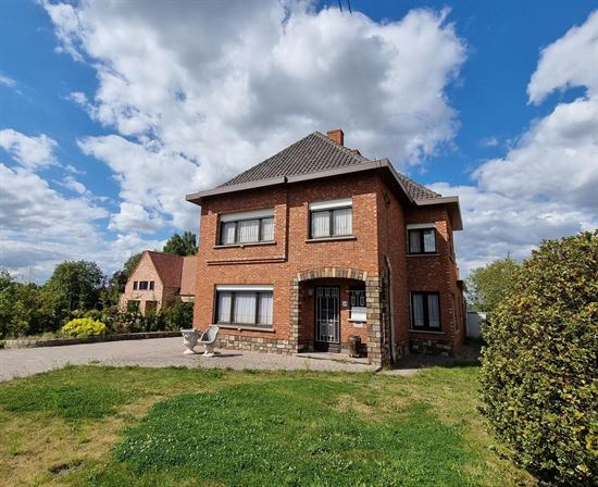Woning met achterliggend magazijn op een totaal perceel van 19 are 58 ca.