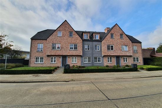 Kwalitatief, ruim app 104m² met 2 slks, top gelegen centraal in het dorp met mooi uitzicht.