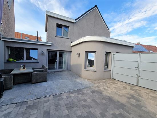 Instapklare woning met 3 slaapkamers, 2 staanplaatsen voor de deur en gezellige binnentuin