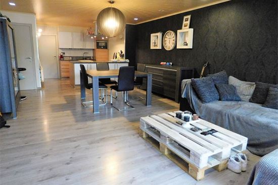 Volledig vernieuwd gelijkvloers appartement 90m² met tuin van 175m², grote kelder, garage en staanplaats.
