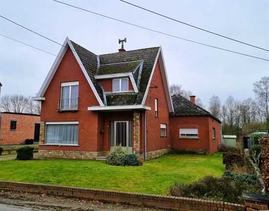 Vrijstaande woning, rustig gelegen op een perceel met groen verzicht van 925m²