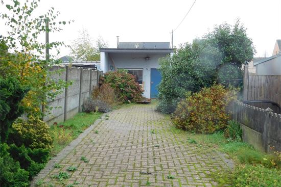 Gelijkvloerse woning, te renoveren.
