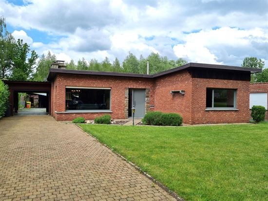 Zeer rustig gelegen laagbouw woning op een mooi perceel van 825m².