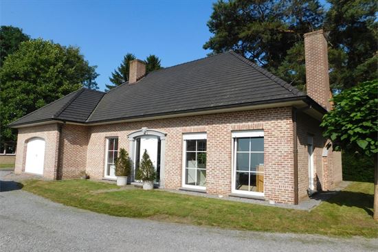 Laagbouwvilla, mooi gelegen, kwalitatieve materialen.