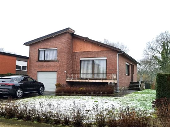 Vrijstaande woning met 3 slaapkamers, grote kelder op een mooi perceel van 12a58ca