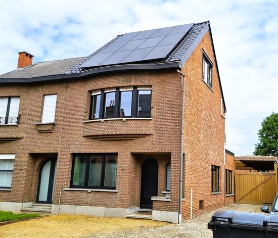 Totaal vernieuwde woning met 3 mooie slks, toffe tuin en groot bijgebouw. Direct instapklaar.