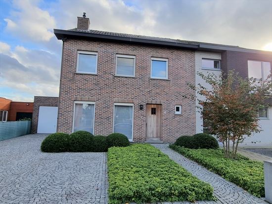 Zeer verzorgde, instapklare woning, 3 slks, veel bergruimte en mooi aangeplante tuin.