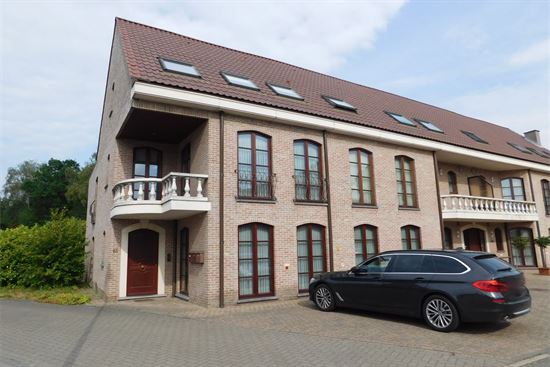 Ruim 2 slaapkamer appartement centrum Heist-Goor. Terras en garagebox inbegrepen.