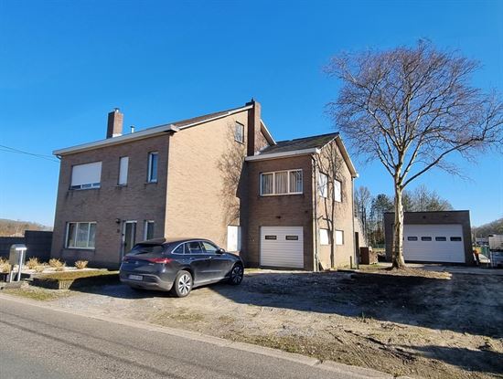 Zeer ruime woning met 6 slaapkamers, 2 woonkamers, 2 keukens, inpandige garage en groot bijgebouw.