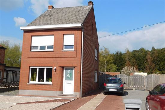 Instapklare woning met 3 ruime slaapkamers en bijgebouwen naast de woonst voor extra berging.