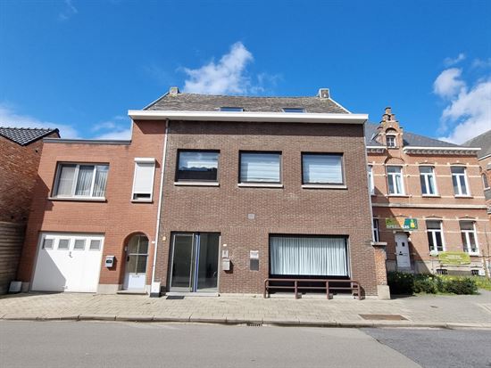OPBRENGSTEIGENDOM bestaande uit 2 ruime appartementen met tuin en/of terras, 2 en 3 slks.