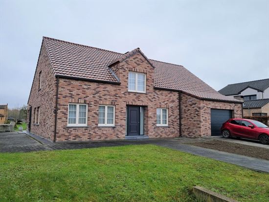 Uitermate verzorgde woning, instapklaar, recent bouwjaar 2012, gelegen in een rustige zijstraat.