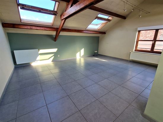 Leuk dakappartement 75m² met 1 slaapkamer, apart bureel, en autostaanplaats - Centrum Heultje