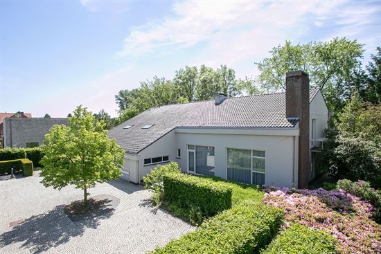 Zeer grote villa, ideaal voor vrije beroepen in combinatie met woonfunctie