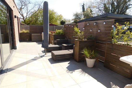 Luxe nieuw gelijkvloers app, 2 slks, terras, kelder en buitenberging, carport