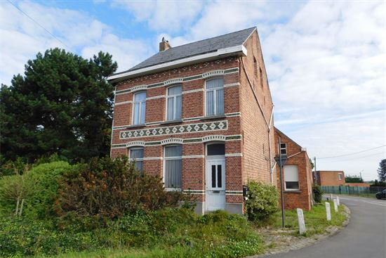Ruime woning die bruist van karakter. 4 slks, ruime tuin.