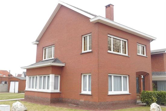 Verzorgde woning op mooi perceel grond, 3 tot 4 slks en veel parking mogelijkheid.