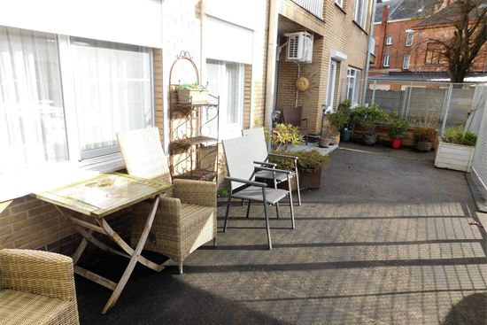Gelijkvloers app 2 slks, terras, garagebox en carport.