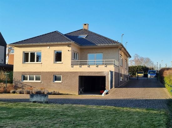 Zeer ruime laagbouw woning, volledig onderkelderd en zeer grote zolder