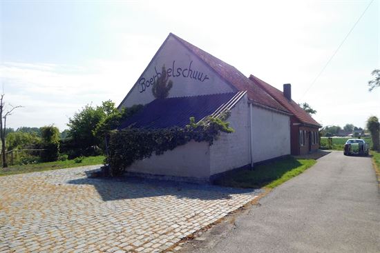 Vernieuwde hoeve te midden van de weilanden, 3 slks en groot bijgebouw.