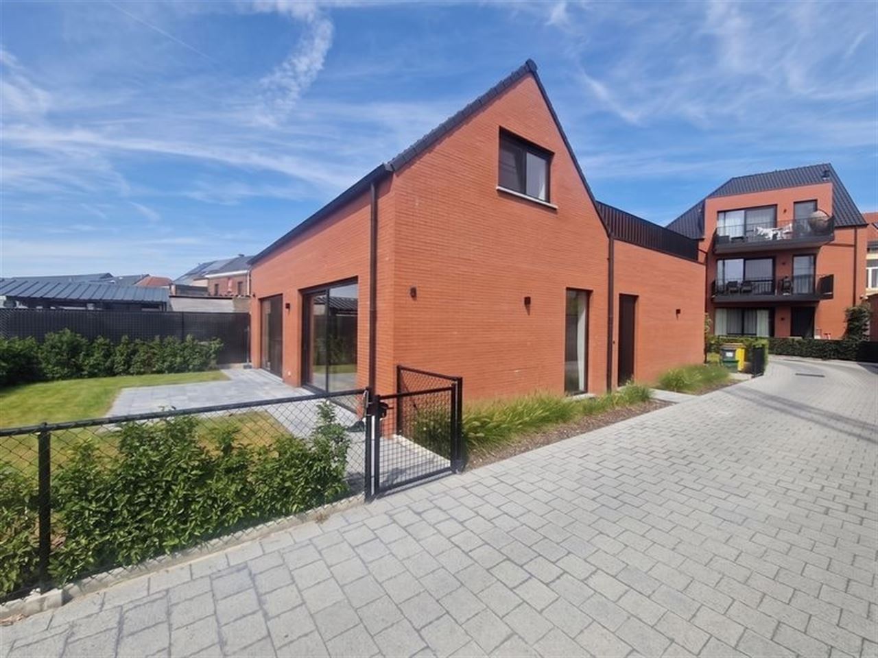 Gelijkvloers duplex appartement 132m², 2 slpk, terras + tuin 100m², garagebox