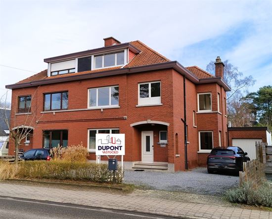 Statige, vernieuwde woning met 4 tot 5 slaapkamers, 2 keukens, 2 badkamers, mooie tuin op 705m² en garage.