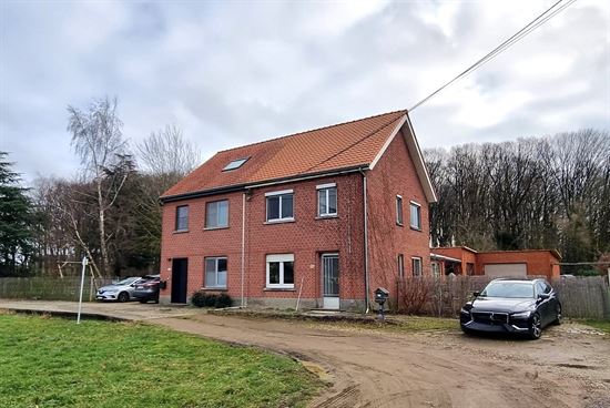 Prachtig gelegen woning met groen verzicht, 3 slaapkamers en zeer grote garage aanbouw