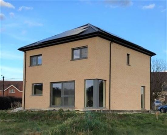 Rustig gelegen nieuwbouw woning op 7a50ca, 3 ruime slks met dressing, goede verbinding Leuven-Brussel.