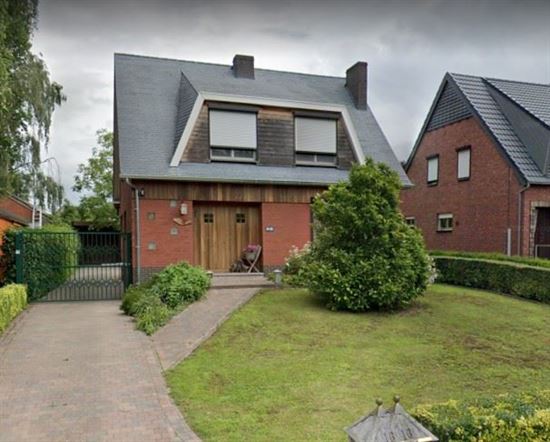 Rustig gelegen woning, 3 slks + bureau, volledig onderkelderd! Groot bijgebouw 2 wagens.
