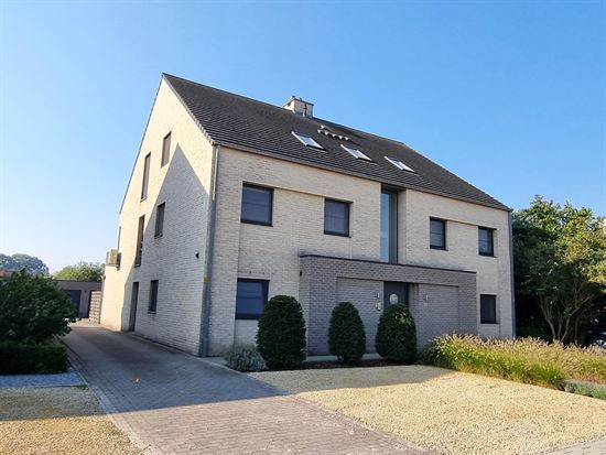 Zonnig en zeer verzorgd app 90m² gelegen op het verdiep met zuidgericht terras 12m²