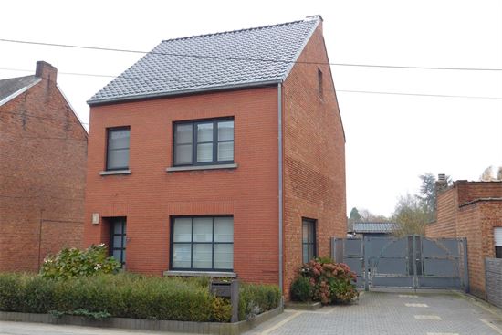 Instapklare gezinswoning met 4 slks op 6a47ca. Gerenoveerd.