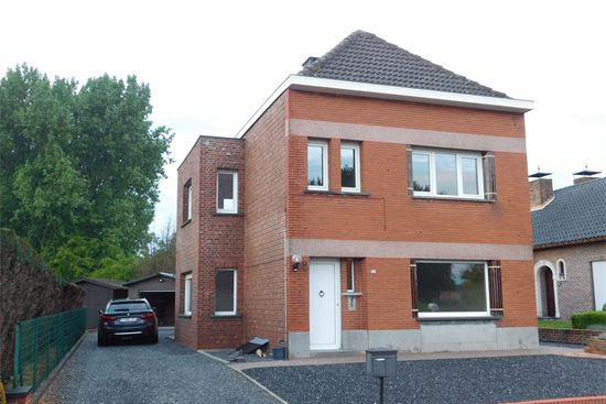 Verzorgde, ruime woning, 4 kamers, direct instapklaar met garage en tuin.
