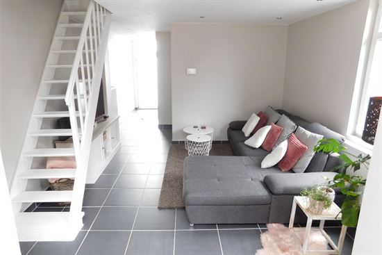 Totaal vernieuwde woning, ruime en zonnige living, 2 slaapkamers en leuke tuin.