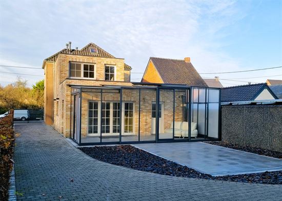 Vernieuwde woning 4 slks, 2 badkamers, dubbele garage met zeer mooie tuin van 1605m².