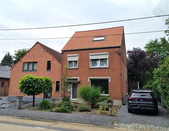 Vernieuwde woning op een mooi perceel grond, instapklaar!
