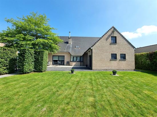 Zeer ruime woning met 6 slks, 2 badkamers met groot, hoog werkatelier van 80m²