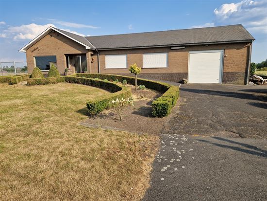 Ruime & Lichtrijke Woning (OB) met 3 Slaapkamers & Ruime Inpandige Garage / Magazijn