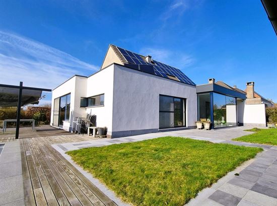 Instapklare, vernieuwde woning te centrum OLVWaver. Rustig gelegen, zeer ruime woning met zwembad.