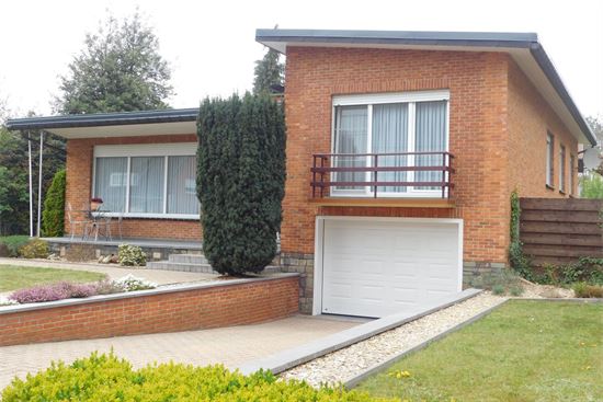 Rustig gelegen woning op 11 are, 3 slks, nieuwe keuken, badkamer, ramen en dak. Volledig onderkelderd!