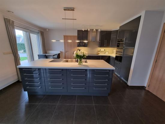 Recente woning met 3 slks, bureau- of praktijkruimte, 2 bdks en zeer grote garage 100m²