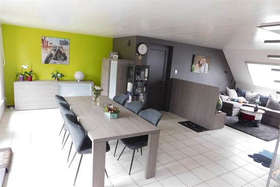 Zeer ruim duplex app 105m², 2 slaapkamers, zonnig groot terras en staanplaatst.
