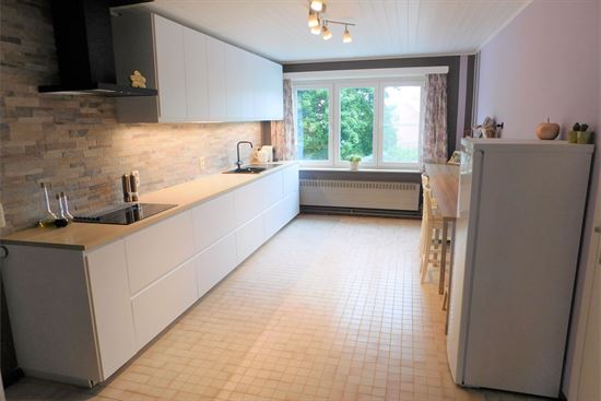 VERKOCHT! Vernieuwd, zeer ruim 3 slaapkamer app met aparte bureau, terras.