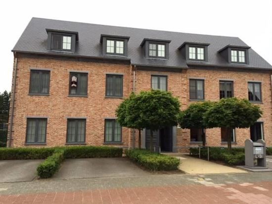 Zeer ruim appartement, 3 slks, groot terras, garagebox en dubbele kelder.