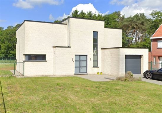 Vrijstaande moderne woning met veel lichtinval, rustig gelegen. Zeer ruime, zonnige woonkamer.